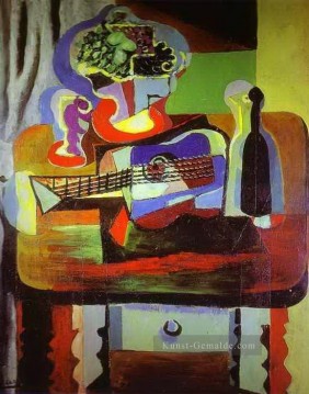 Gitarre Flasche Schüssel mit Obst und Glas auf dem Tisch 1919 Kubismus Ölgemälde